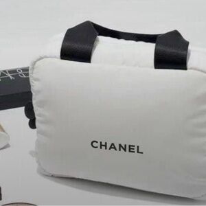 ❤️‍🔥❤️‍🔥FLASH SALE ❤️‍🔥❤️‍🔥GWP CHANEL White Cosmetic Bag with Black Handles